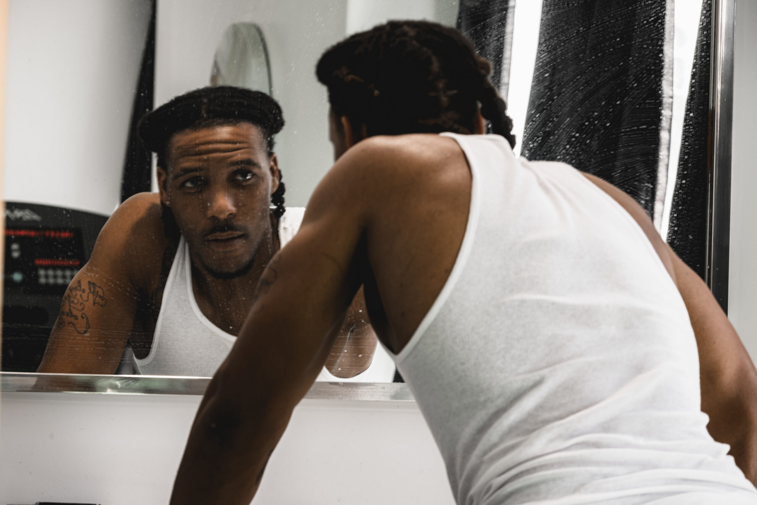 man looking in mirror at axiom care del sol